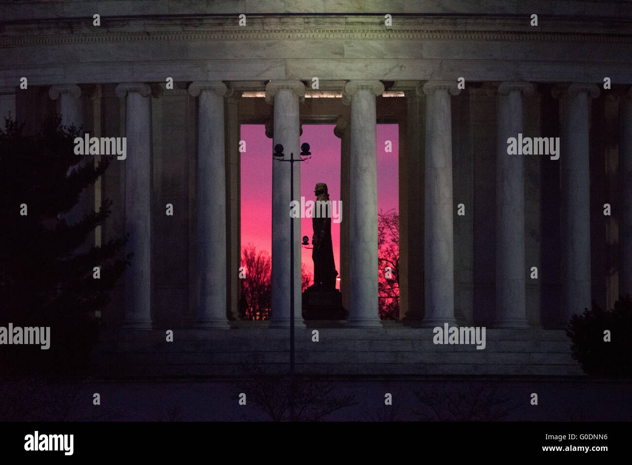 Jefferson Memorial at Sunrise Washington D.C. // WASHINGTON, D.C., Vereinigte Staaten – das Jefferson Memorial steht majestätisch vor einem lebendigen Himmel vor der Dämmerung in Washington, D.C. die markante Silhouette des neoklassizistischen Monuments steht in dramatischem Kontrast zu den bunten Farben des frühen morgens und schafft eine atemberaubende Szene im Tidal Basin. Stockfoto