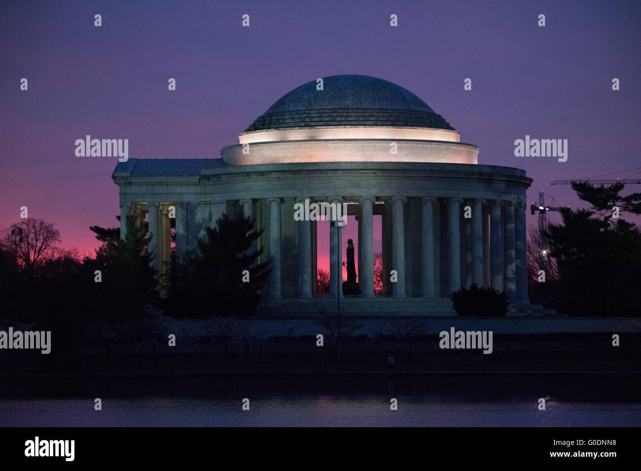 Jefferson Memorial Predawn Sky Washington DC // WASHINGTON, D.C., Vereinigte Staaten – das Jefferson Memorial steht majestätisch vor einem lebendigen Himmel vor der Dämmerung in Washington, D.C. die markante Silhouette des neoklassizistischen Denkmals steht in dramatischem Kontrast zu den bunten Farben des frühen morgens und schafft eine atemberaubende Szene im Tidal Basin. Stockfoto