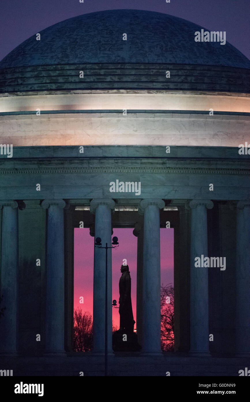 Jefferson Memorial Predawn Sky Washington D.C. // WASHINGTON, D.C., Vereinigte Staaten – das Jefferson Memorial steht majestätisch vor einem lebendigen Himmel vor der Dämmerung in Washington, D.C. die markante Silhouette des neoklassizistischen Monuments steht in dramatischem Kontrast zu den bunten Farben des frühen morgens und schafft eine atemberaubende Szene im Tidal Basin. Stockfoto