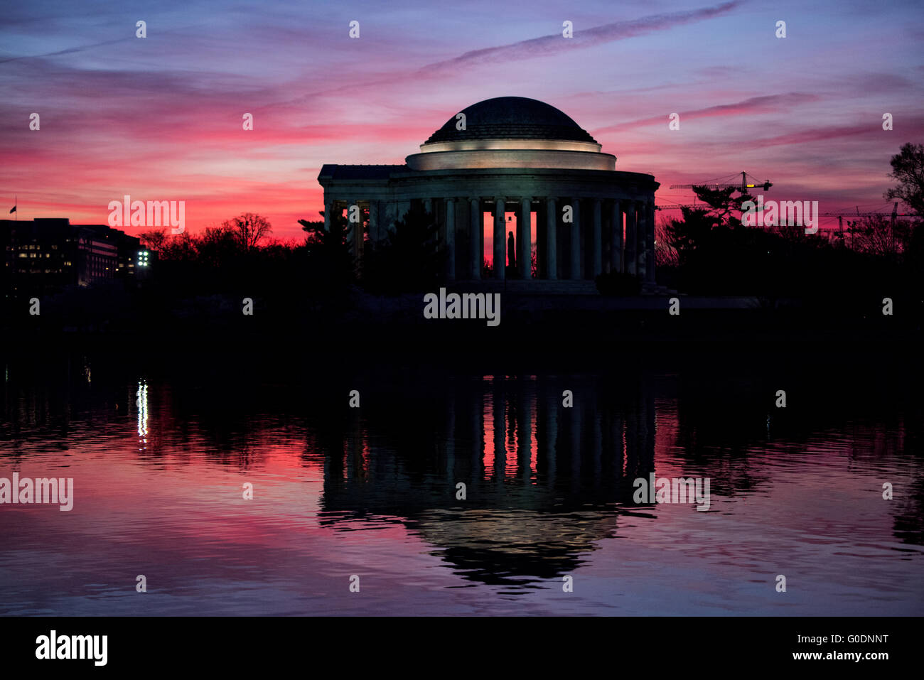 Jefferson Memorial at Sunrise Washington D.C. // WASHINGTON, D.C., Vereinigte Staaten – das Jefferson Memorial steht majestätisch vor einem lebendigen Himmel vor der Dämmerung in Washington, D.C. die markante Silhouette des neoklassizistischen Monuments steht in dramatischem Kontrast zu den bunten Farben des frühen morgens und schafft eine atemberaubende Szene im Tidal Basin. Stockfoto