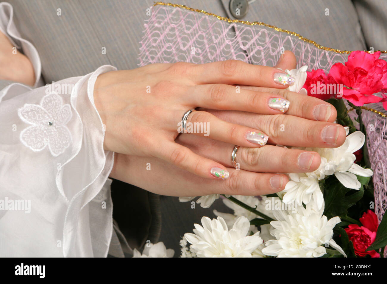 Hände des Bräutigams und der Braut Stockfoto