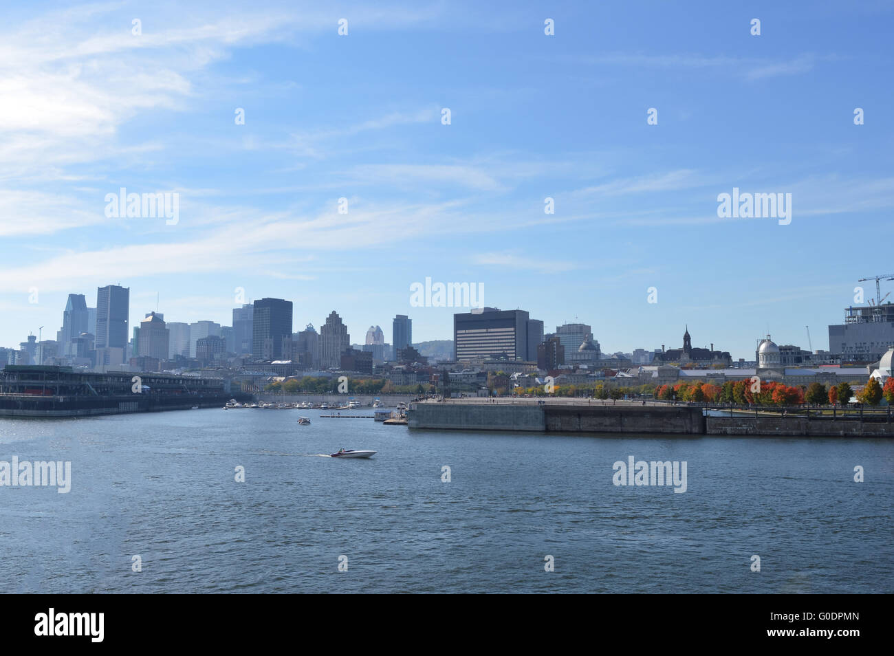 Montreal, Kanada - 27. August 2014: Skyline von Montreal am alten Hafen, Montreal, Quebec, Kanada. Menschen können in gesehen werden. Stockfoto