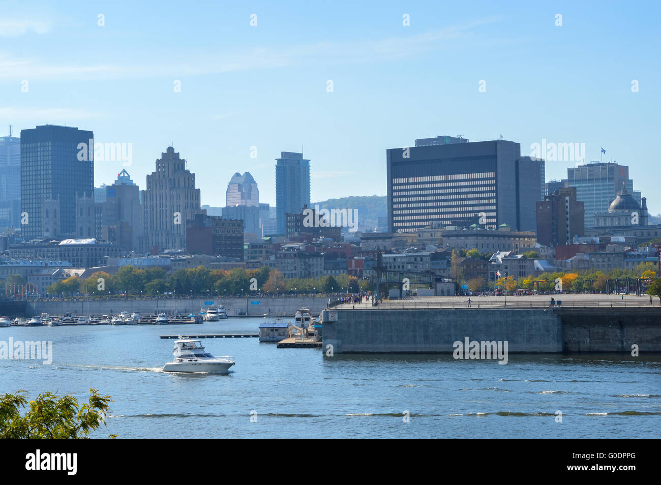 Montreal, Kanada - 27. August 2014: Skyline von Montreal am alten Hafen, Montreal, Quebec, Kanada. Menschen können in gesehen werden. Stockfoto