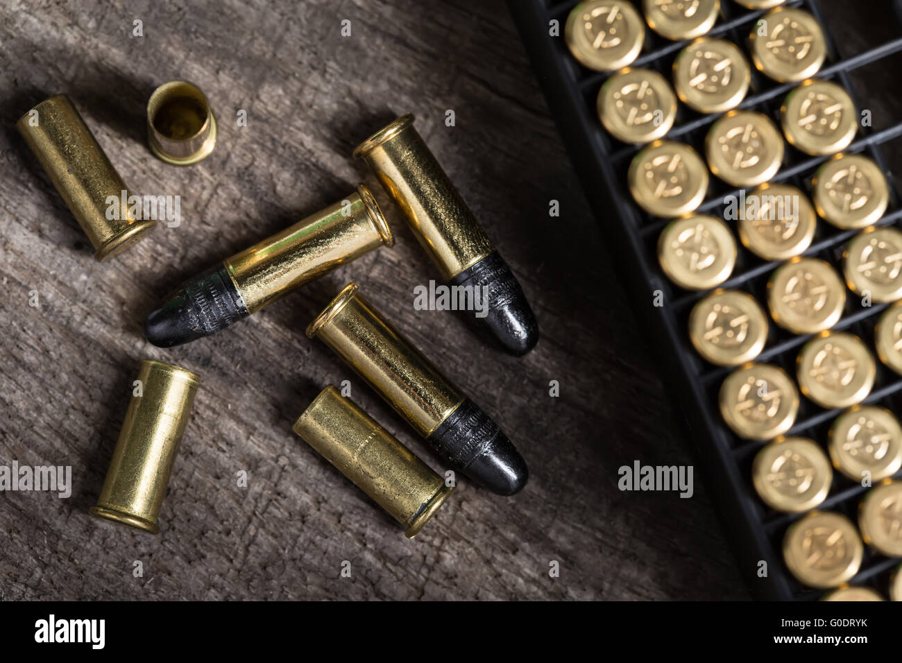 Streuung von Kleinkaliber Patronen auf einem hölzernen Hintergrund Stockfoto