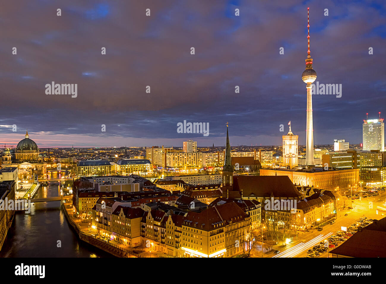 In der Nacht mit dem berühmten Fernsehturm Berlin Stockfoto