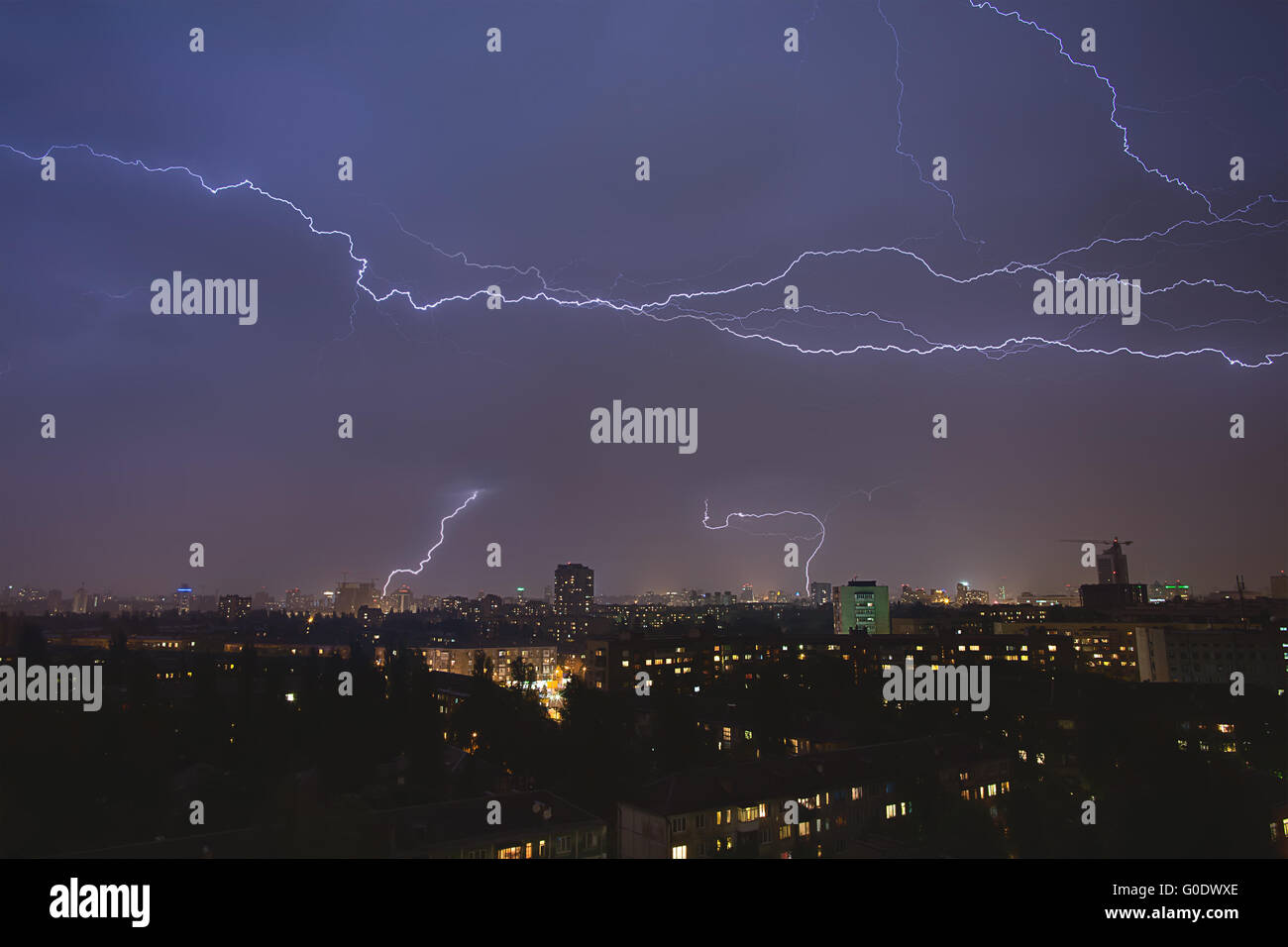 Blitze über Nacht Stadt während eines Gewitters. Kiew, Ukraine. Stockfoto