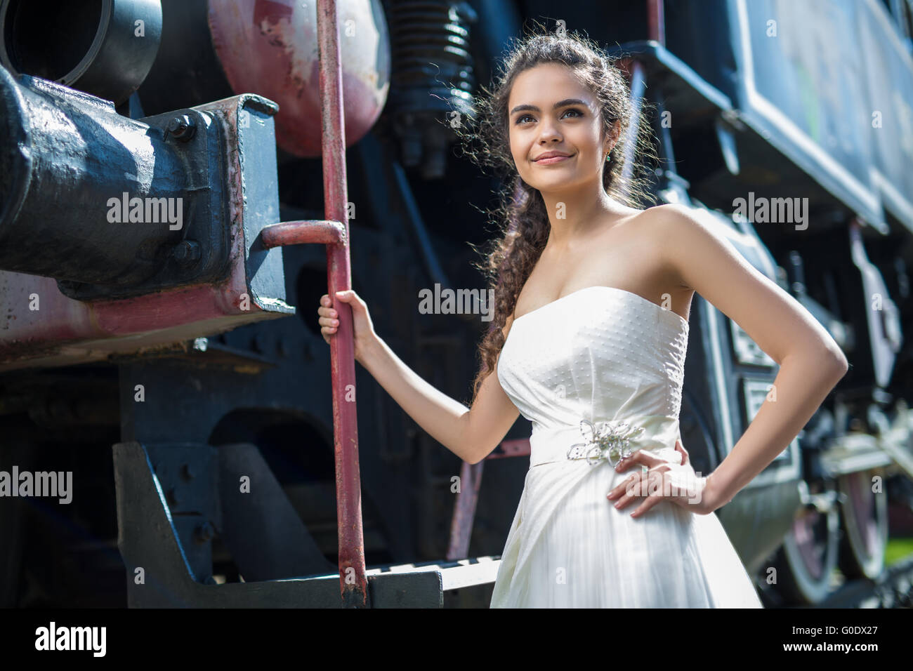 Porträt von glücklichen Hochzeit Braut in der Nähe der alten Dampf-locomotiv Stockfoto