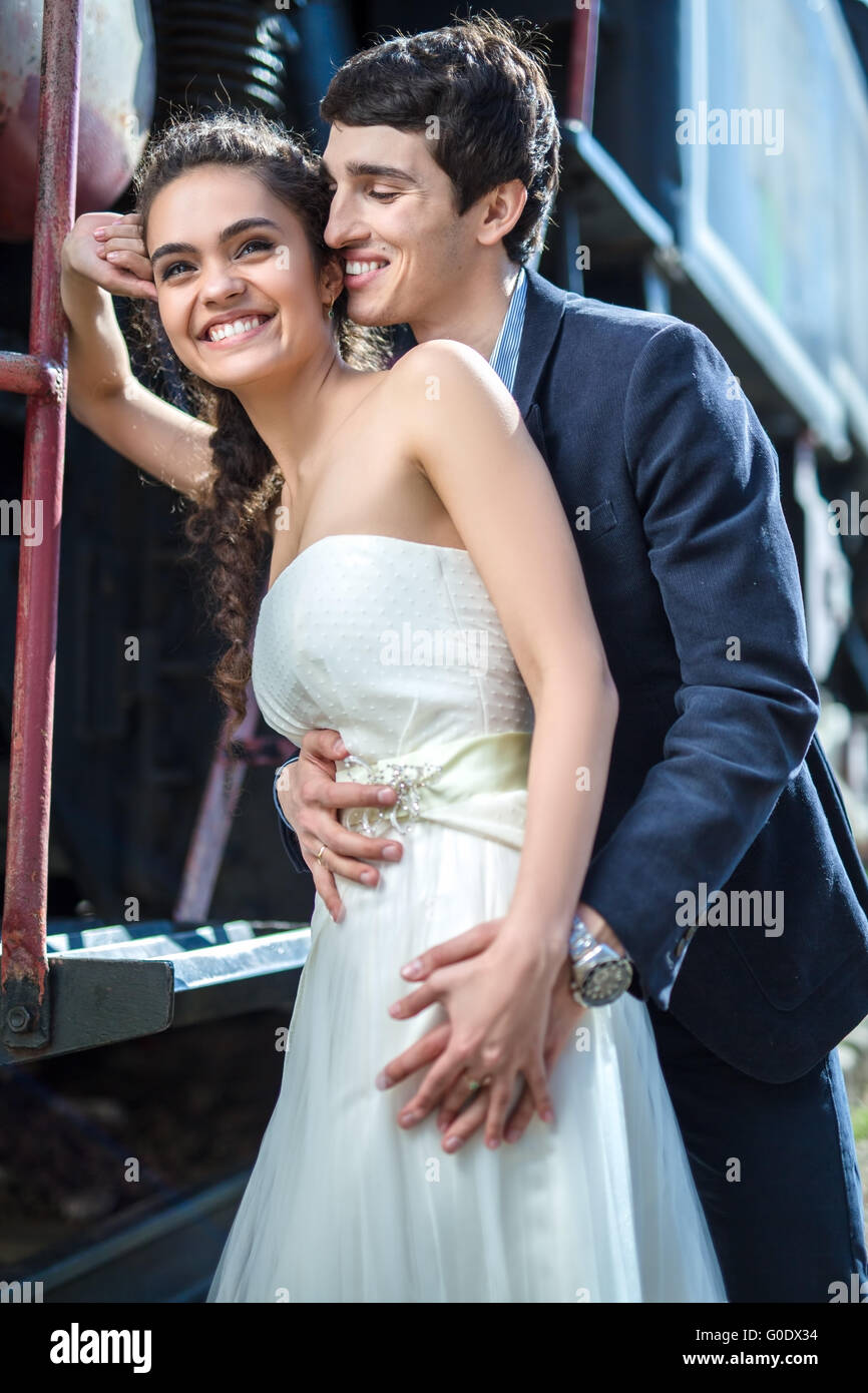 Porträt von glücklichen Hochzeitspaar in der Nähe der alten Dampflokomotive Stockfoto