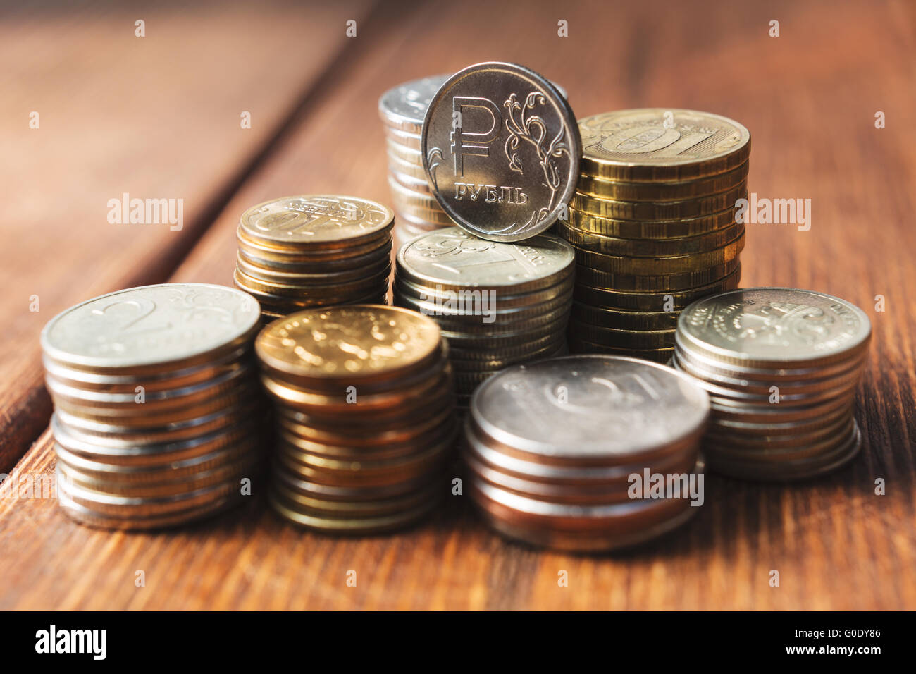 Ansicht von oben Münzen auf alten Schreibtisch aus Holz mit textfreiraum an der Spitze. Stockfoto