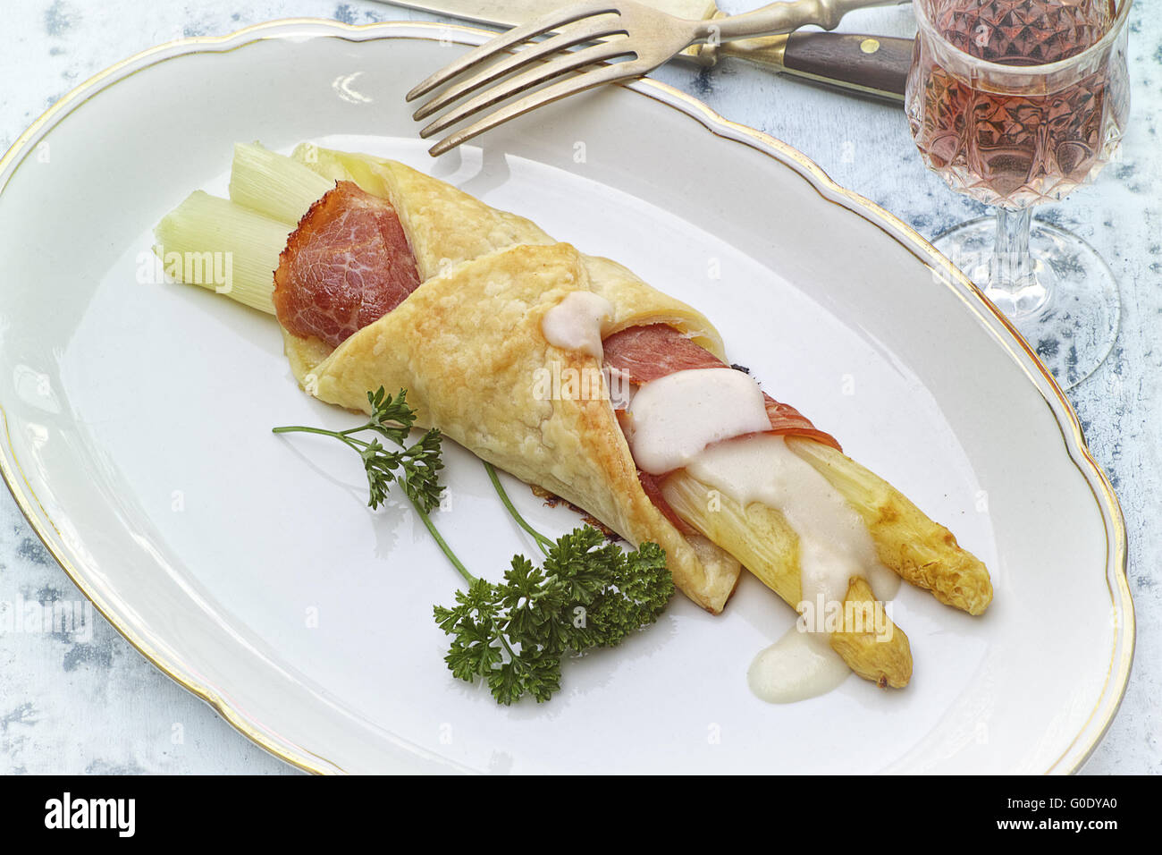 Spargel in Blätterteig Stockfoto