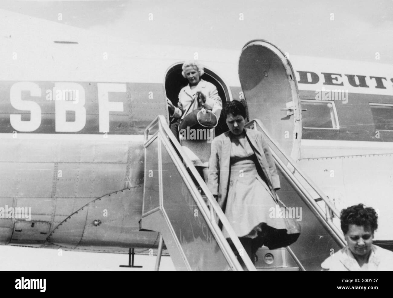 Frauen bekommen aus dem Flugzeug / Deutsche Lufthansa Stockfoto
