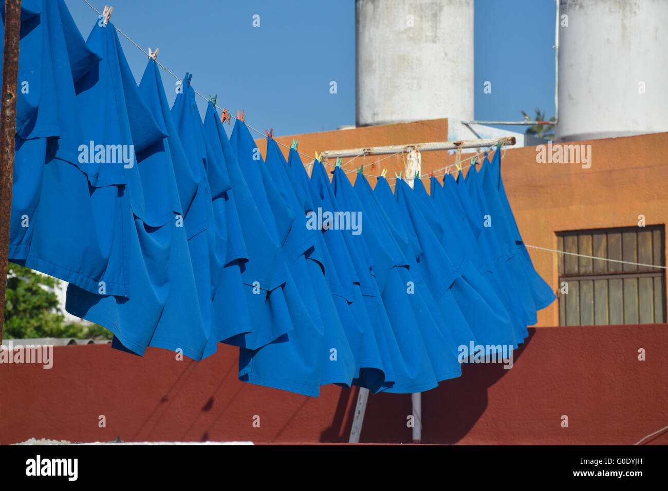Blaue Wäsche Tischdecken auf der Wäscheleine Stockfoto