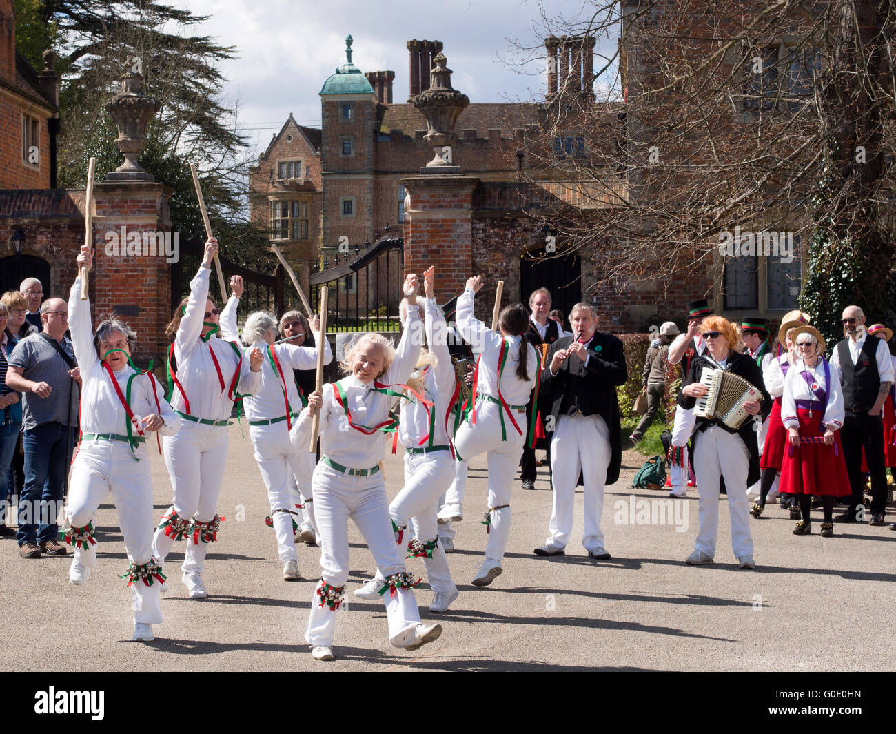 Frauen Morris Dancers auf dem Platz am Chilham Kent UK Stockfoto