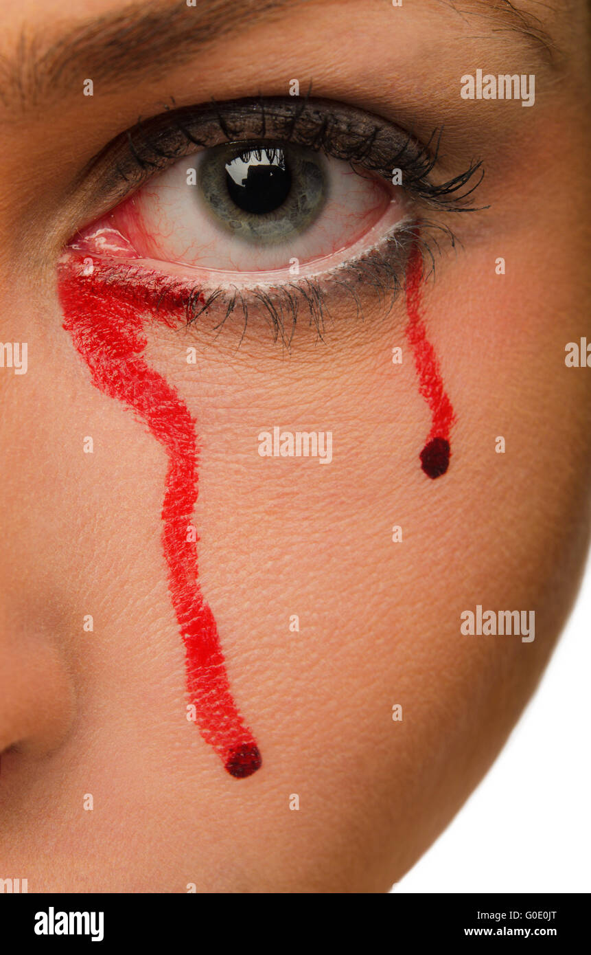 Blut fließt aus dem Auge einer schönen Frau Stockfoto