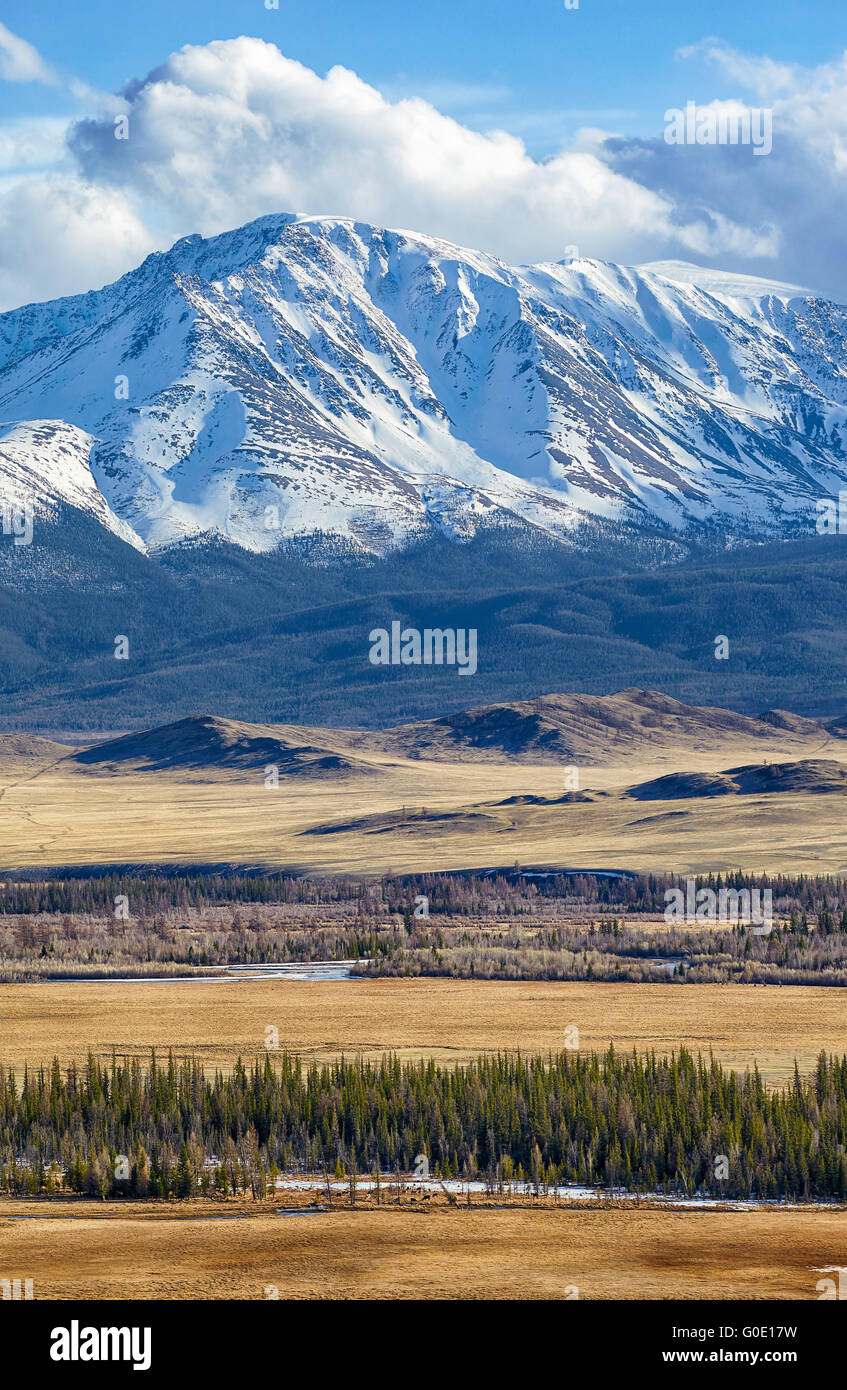 Altai-Gebirge in Kurai Bereich mit Tschujskij Nordgrat auf Hintergrund Stockfoto