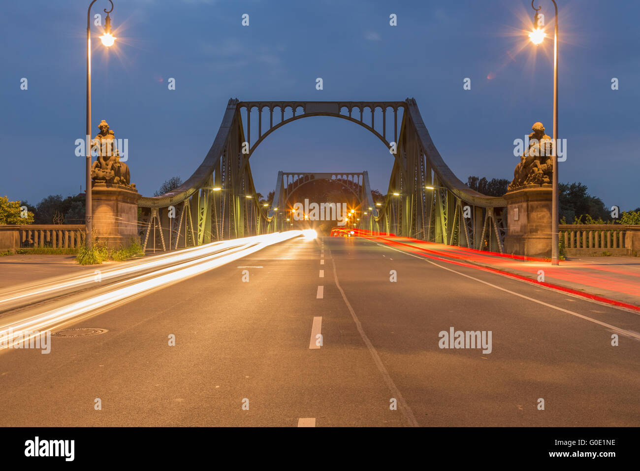 Lichtstreifen auf der Brücke Stockfoto