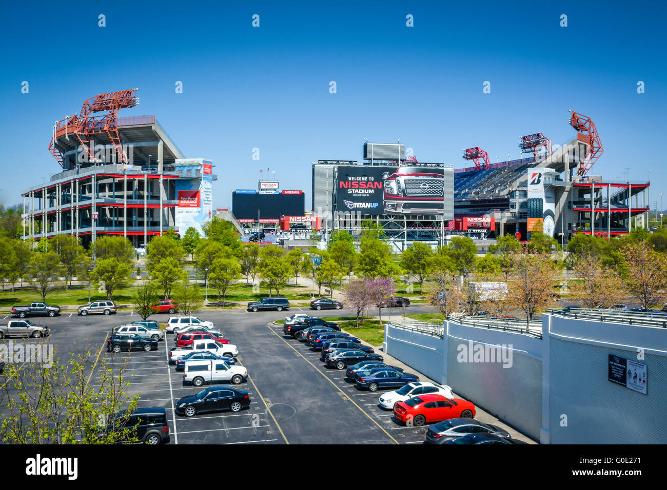 Blick vom Parkplatz dienen downtown Nashville und der NFL Team Titanen Nissan Stadium am Flussufer in Music City USA, TN Stockfoto