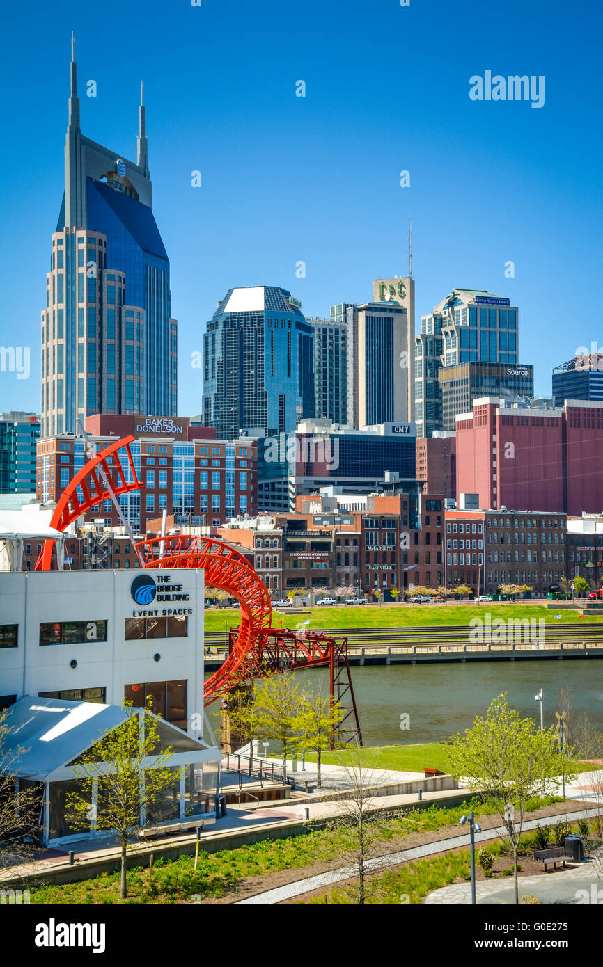 Blick über die Skyline der Cumberland River von Downtown Nashville, TN mit AT&T Gebäude und "Ghost-Ballett" Kunst am Ufer Stockfoto