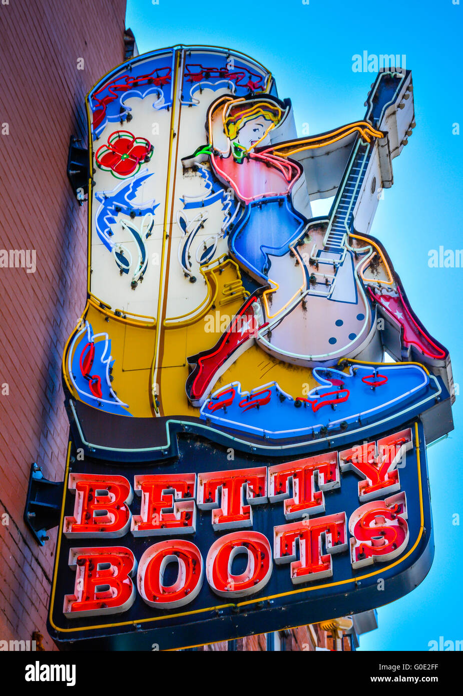 Bunte Werbung Leuchtreklame Frau mit Gitarre sitzen auf großen Cowboy- Stiefel für Betty Stiefel Co. in Music City, Nashville, TN Stockfotografie  - Alamy