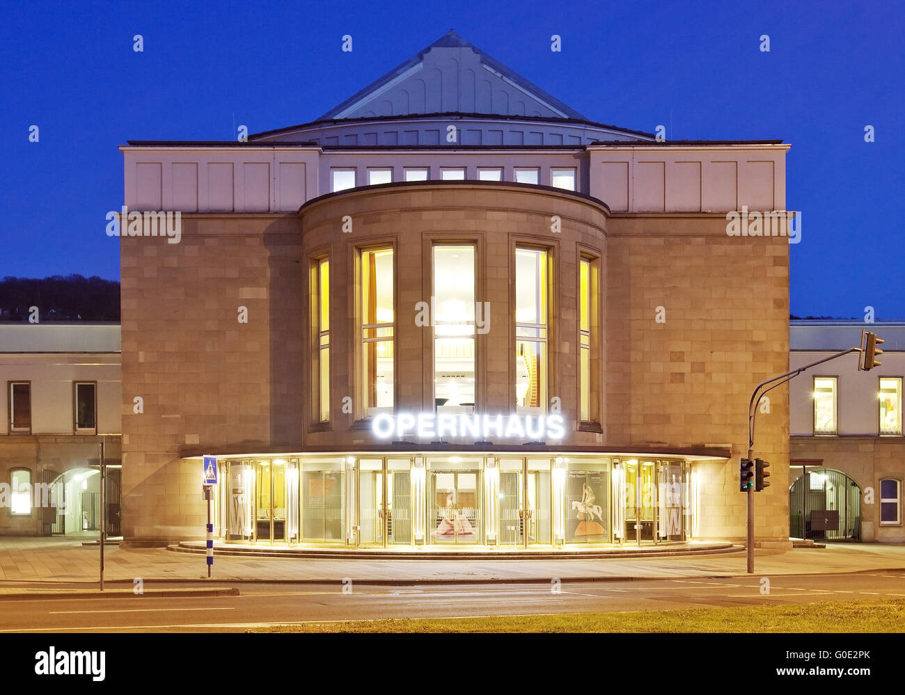 Wuppertaler Opernhaus in Barmen zur blauen Stunde Stockfoto