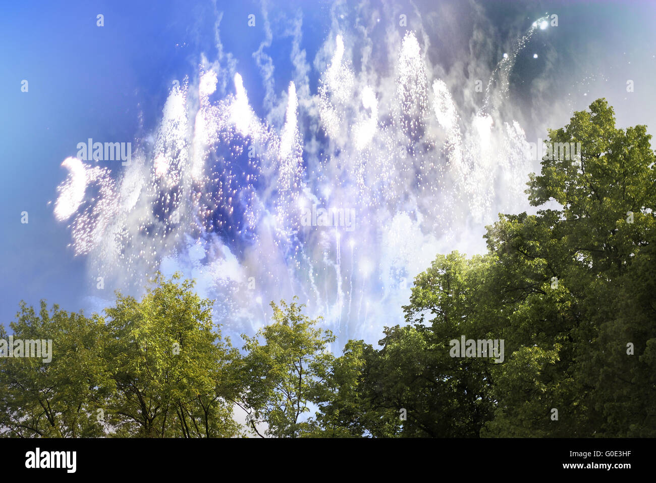 hellen Feuerwerk am Tag Stockfoto