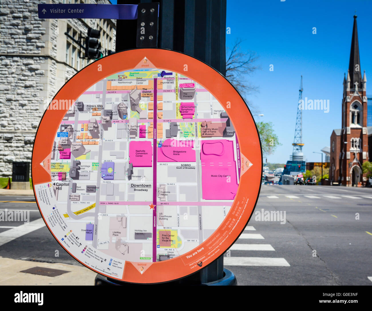 Eine Runde bunte Touristenkarte Wegweiser auf dem Bürgersteig am Broadway in Nashville TN, Music City USA Stockfoto