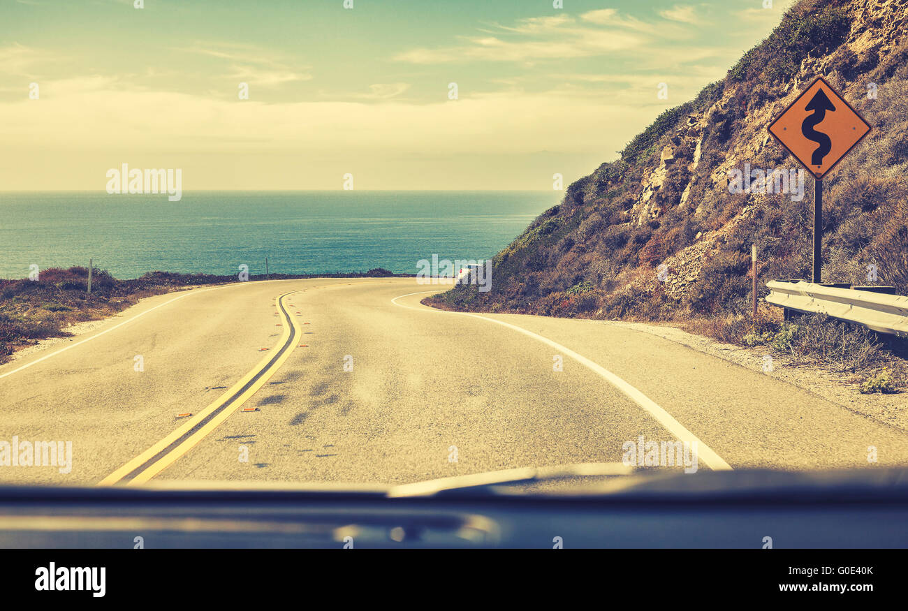 Alte Film stilisierte Straße gesehen durch die Windschutzscheibe eines fahrenden Autos, Pacific Coast Highway oder State Route 1, Kalifornien, USA. Stockfoto