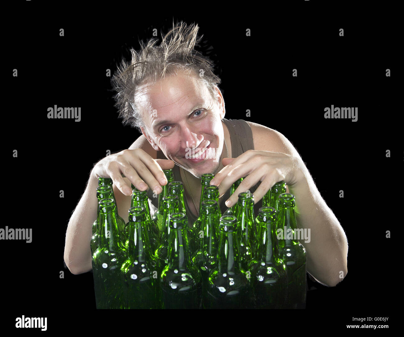 glücklich betrunken Mann in der Nähe von leere Bierflaschen Stockfoto
