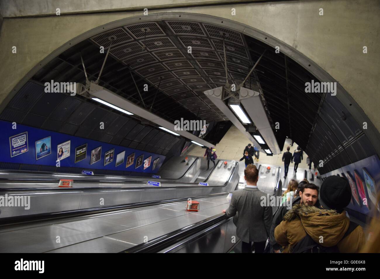 London Brücke u-Bahnstation Rolltreppe hinunter. Stockfoto