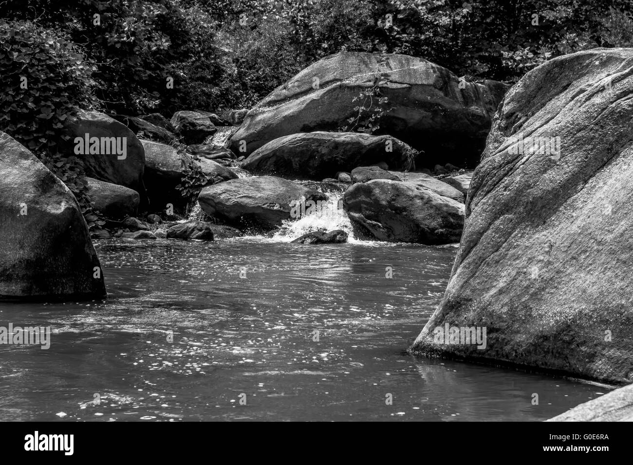 Fluss-Strom fließt über Felsformationen in den Bergen Stockfoto