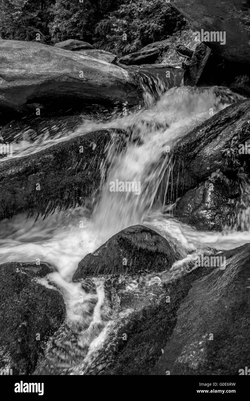 Fluss-Strom fließt über Felsformationen in den Bergen Stockfoto
