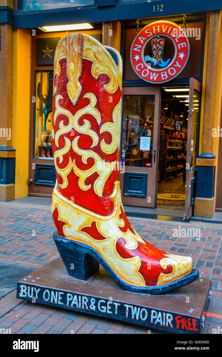 Eine riesige gelbe & rote Putz Promo-Cowboy-Stiefel, künstlerisch im Harz Fronten The Nashville Cowboy Boot Store, Innenstadt von Nashville TN gerendert Stockfoto
