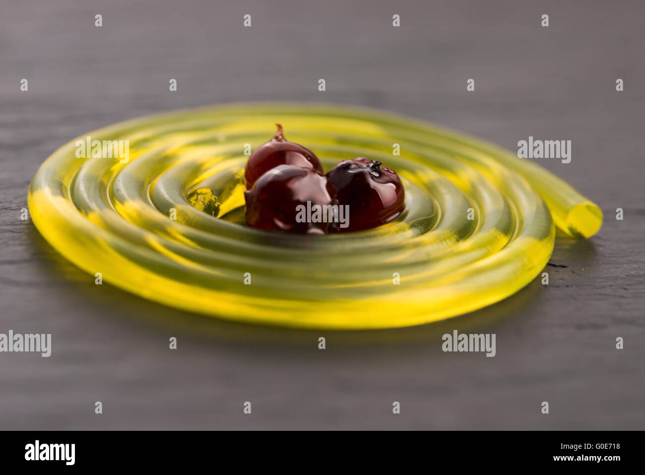 molekulare Obst Spaghetti mit Rowan in Sirup Stockfoto