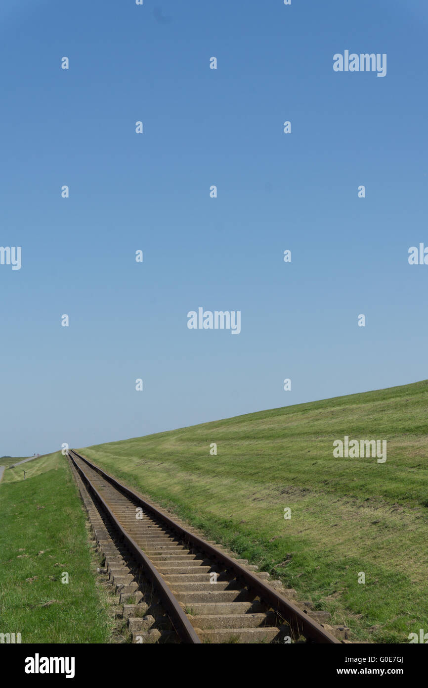 Hallig Eisenbahn Kreuze Deich Stockfoto