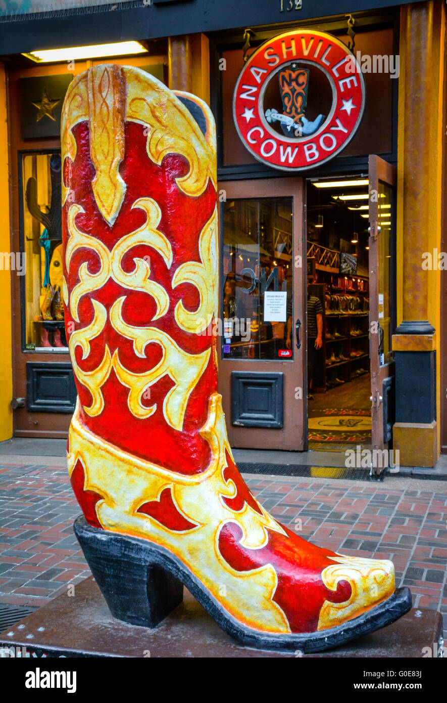 Eine riesige gefälschte gelbe & rote Promo-Cowboy-Stiefel, künstlerisch in Kunstharz Fronten The Nashville Cowboy Stiefel Shop, Nashville TN gerendert Stockfoto