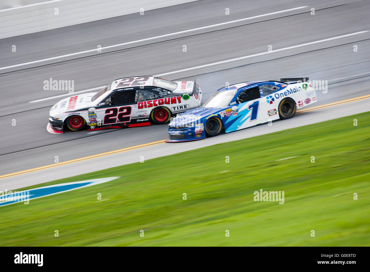 Talladega, AL, USA. 30. April 2016. Talladega, AL - 30. April 2016: Joey Logano (22) und Elliott Sadler (1) engagieren sich in einem Wrack kommen die Zielflagge während der Funken Energie 300 auf dem Talladega Superspeedway in Talladega, AL. Credit: Csm/Alamy Live-Nachrichten Stockfoto