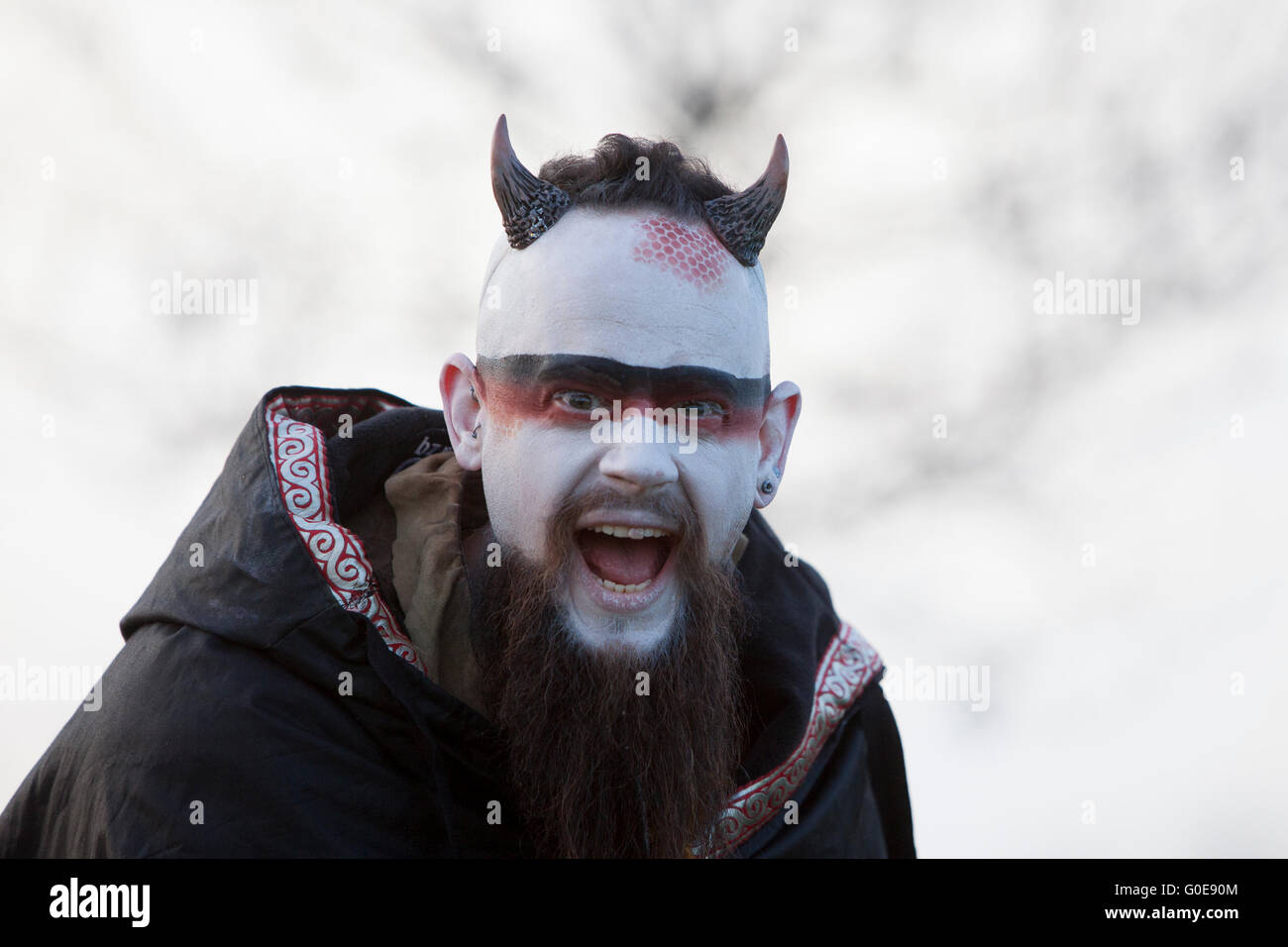 Edinburgh, Schottland, Vereinigtes Königreich. 30. April 2016. Künstler an der Edinburghs Beltane Feuer-Festival, das größte jährliche Feuerfestival der Welt, das den Tod des Winters markiert und feiert die Geburt des Sommers.  Hunderte von Freiwilligen nehmen Teil jährlich an diesem modernen Re-Imagingining der alten keltischen Feier, mit Trommeln und Tanz mit dem Feuer. Pako Mera/Alamy Live-Nachrichten. Stockfoto