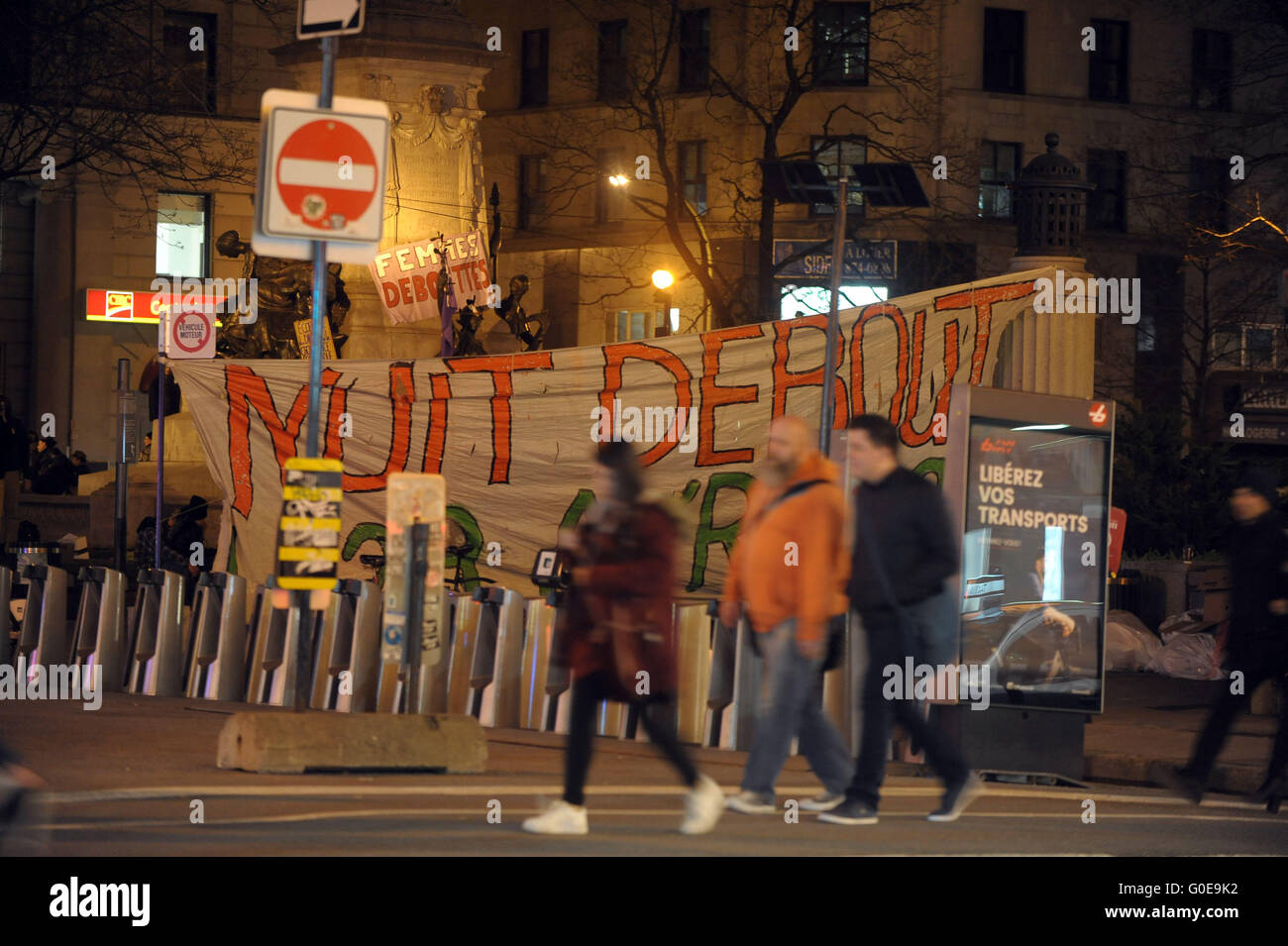 Montreal, Kanada. 30. April 2016.   Menschen versammeln sich am Square Phillips in der Innenstadt von Montreal, Kanada, ihre Solidarität mit den französischen Sozialbewegung Nuit Debout am Freitagabend, 29. April 2016. Nuit Debout ist eine soziale Revolution, die in Paris begann, nachdem die französische Regierung eine Reform des Arbeitsrechts angekündigt, die die Stunden der Woche erhöhen und Sozialleistungen wegnehmen würde. Bildnachweis: Imagespic/Alamy Live-Nachrichten Stockfoto