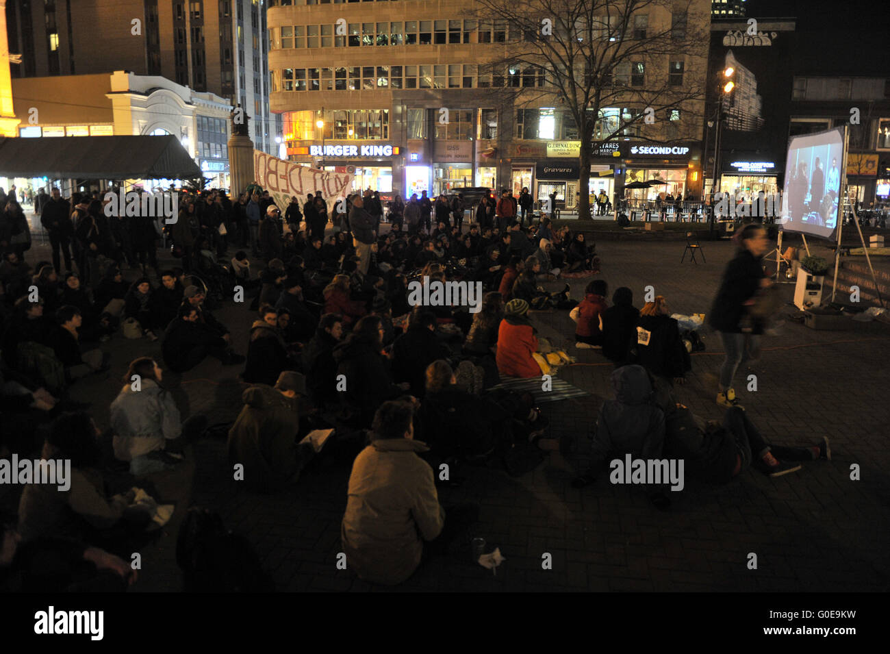 Montreal, Kanada. 30. April 2016.   Menschen versammeln sich am Square Phillips in der Innenstadt von Montreal, Kanada, ihre Solidarität mit den französischen Sozialbewegung Nuit Debout am Freitagabend, 29. April 2016. Nuit Debout ist eine soziale Revolution, die in Paris begann, nachdem die französische Regierung eine Reform des Arbeitsrechts angekündigt, die die Stunden der Woche erhöhen und Sozialleistungen wegnehmen würde. Bildnachweis: Imagespic/Alamy Live-Nachrichten Stockfoto