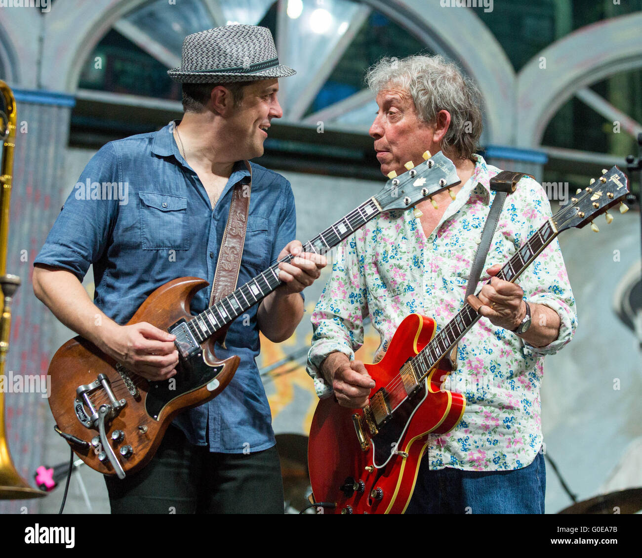 New Orleans, Louisiana, USA. 29. April 2016. Blues-Musiker ELVIN BISHOP (R) tritt während des New Orleans Jazz & Heritage Festival am Messe Gelände Race Course in New Orleans, Louisiana © Daniel DeSlover/ZUMA Draht/Alamy Live News Stockfoto