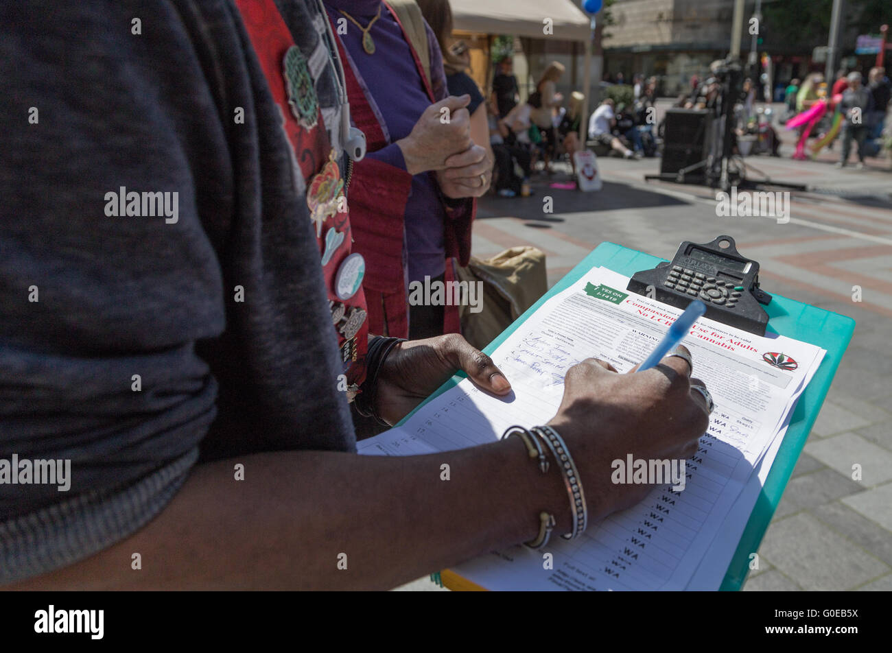 Seattle, WA, USA. 30.April 2016. James Porter Anzeichen für I-1419, medizinisches Marihuana Benutzer Registrierung reform Initiative. Stockfoto