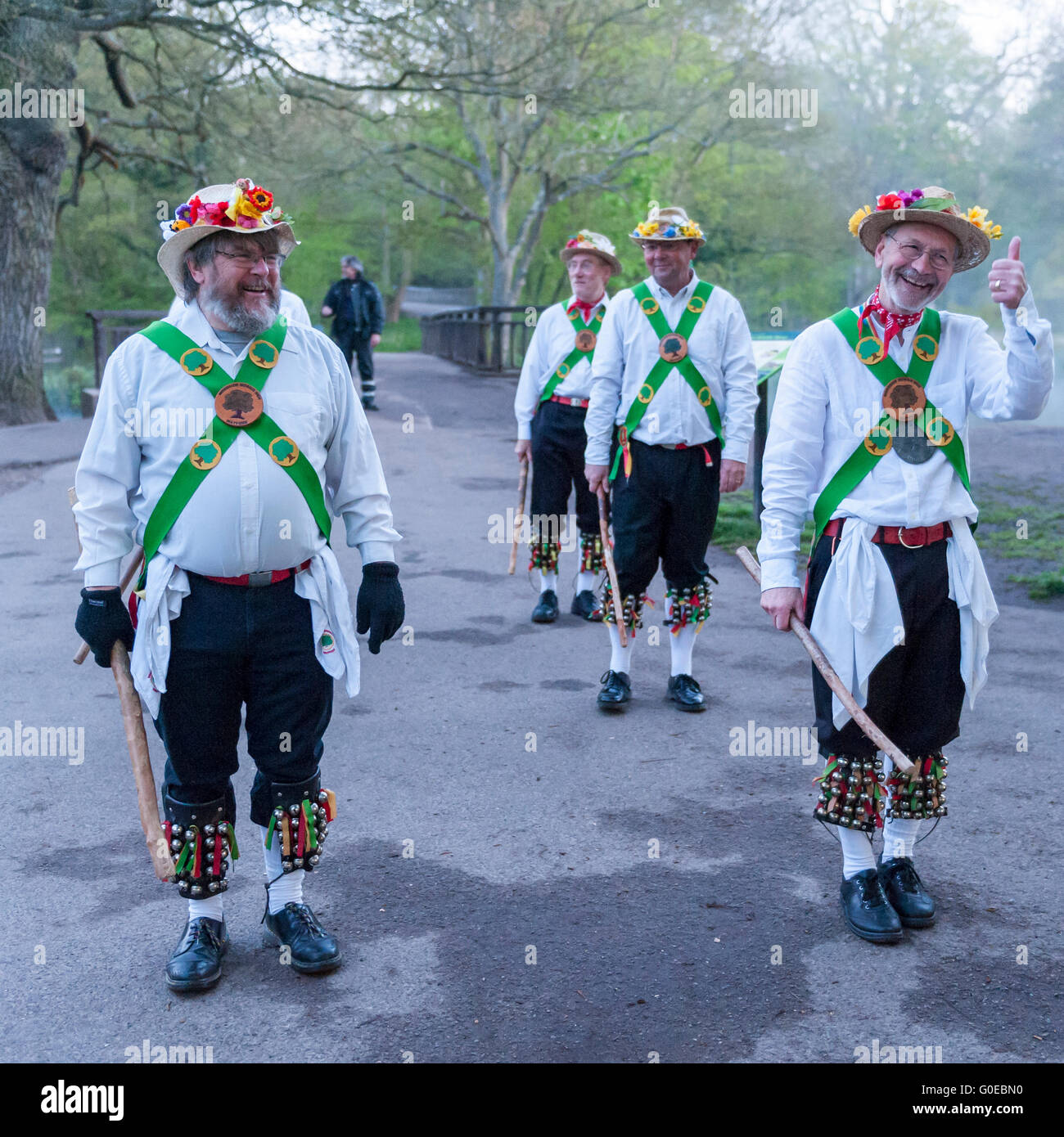 Watford, UK.  1. Mai 2016.  Die Woodside Morris Männer führen einen traditionellen Morris Tanz in Cassiobury Park, Watford im Nordwesten von London, bei Sonnenaufgang zu feiern Maifeiertag und das kommen des Sommers in Ritualen, die Hunderte von Jahren zurückreichen.  Tradition hat es, dass das Ritual des Tanzens zu diesem Zeitpunkt einen warmen und fruchtbaren Sommer bringt.  Mit Stöcken und Taschentücher, die Luft zu reinigen und zu wecken, die Erde, die Tänzer sind begleitet von Musikern, die traditionellen Instrumente spielen. Bildnachweis: Stephen Chung / Alamy Live News Stockfoto