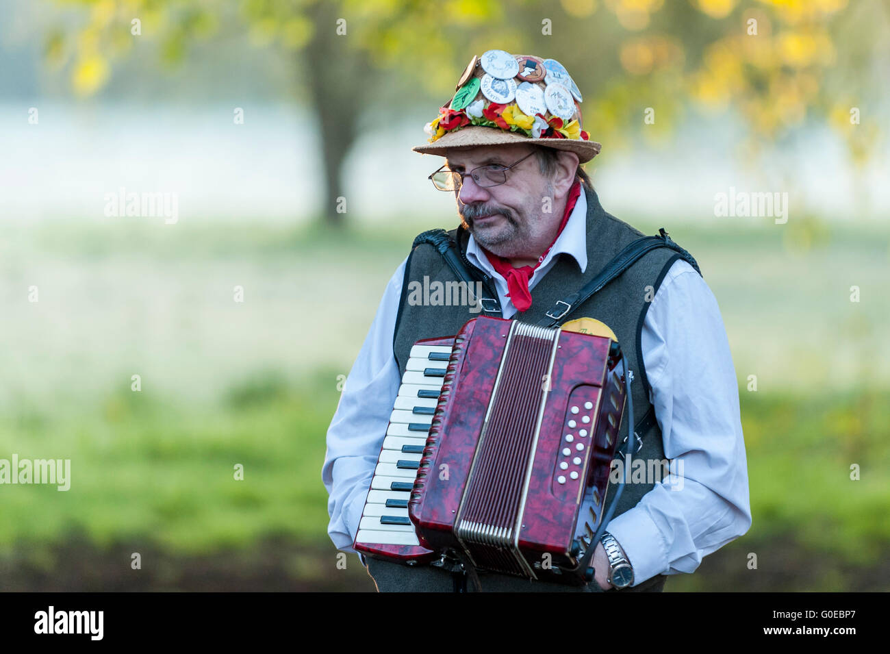 Watford, UK.  1. Mai 2016.  Die Woodside Morris Männer führen einen traditionellen Morris Tanz in Cassiobury Park, Watford im Nordwesten von London, bei Sonnenaufgang zu feiern Maifeiertag und das kommen des Sommers in Ritualen, die Hunderte von Jahren zurückreichen.  Tradition hat es, dass das Ritual des Tanzens zu diesem Zeitpunkt einen warmen und fruchtbaren Sommer bringt.  Mit Stöcken und Taschentücher, die Luft zu reinigen und zu wecken, die Erde, die Tänzer sind begleitet von Musikern, die traditionellen Instrumente spielen. Bildnachweis: Stephen Chung / Alamy Live News Stockfoto