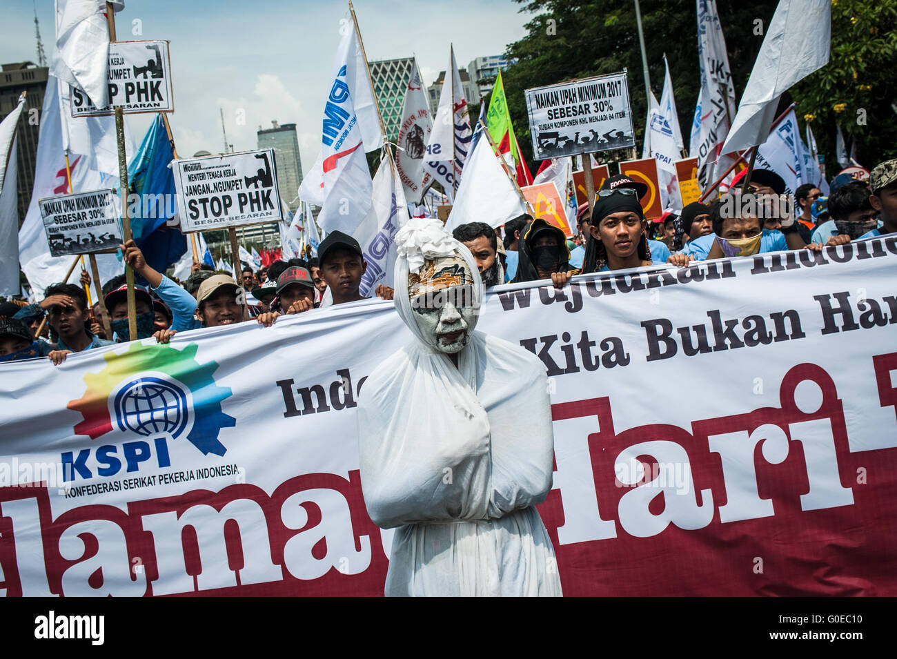 Jakarta, Indonesien. 1. Mai 2016. Arbeiter marschieren auf der Straße, die International Workers Tag in Jakarta, Indonesien, 1. Mai 2016 zu markieren. © Veri Sanovri/Xinhua/Alamy Live-Nachrichten Stockfoto