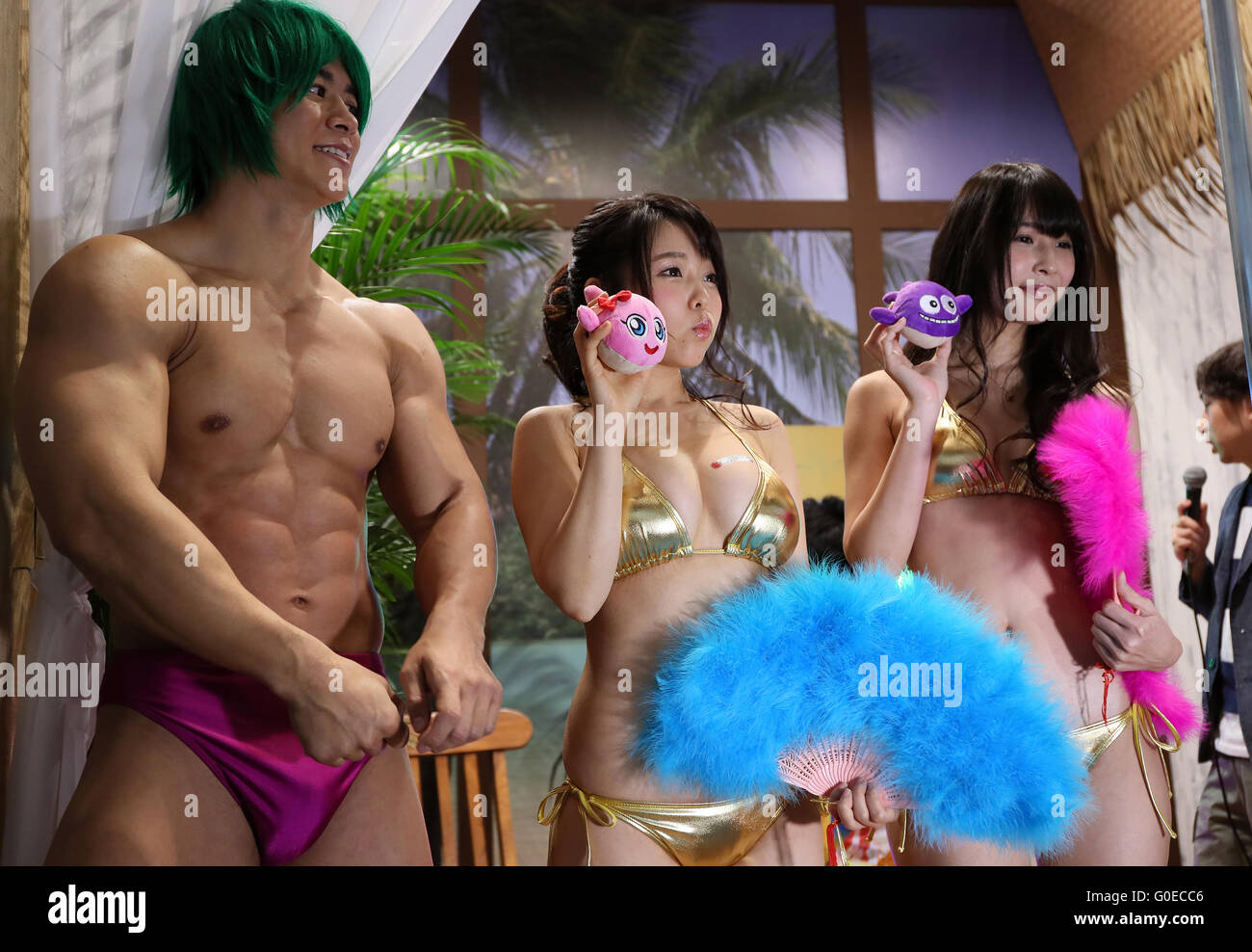 Chiba, Japan. 30. April 2016. Modelle im Zeichen der Super Meer Geschichte posieren für Foto für das Pachinko-Spiel während der Niconico Chokaigi in Chiba auf Samstag, 30. April 2016. Rund 150.000 Besucher genossen mehr als 100 Stände, darunter Spiele, Hobbys, Sport, Politik, sowie Japans Subkulturen auf dem zweitägigen offline treffen gesponsert von Japans Videoportal "Niconico Douga". © Yoshio Tsunoda/AFLO/Alamy Live-Nachrichten Stockfoto