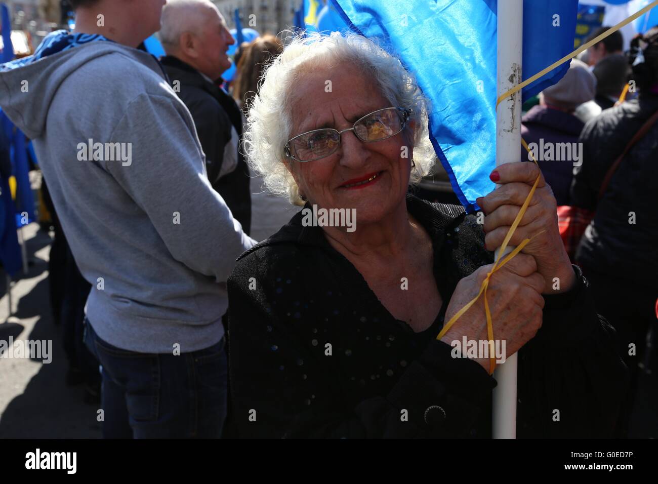 (160501)--Moskau, 1. Mai 2016 (Xinhua)--eine Frau besucht Maifeiertag Manifestation von Liberal-Demokratischen Partei von Russland (LDPR) in Moskau, Russland, am 1. Mai 2016 organisiert. (Xinhua/Evgeny Sinitsyn) Stockfoto