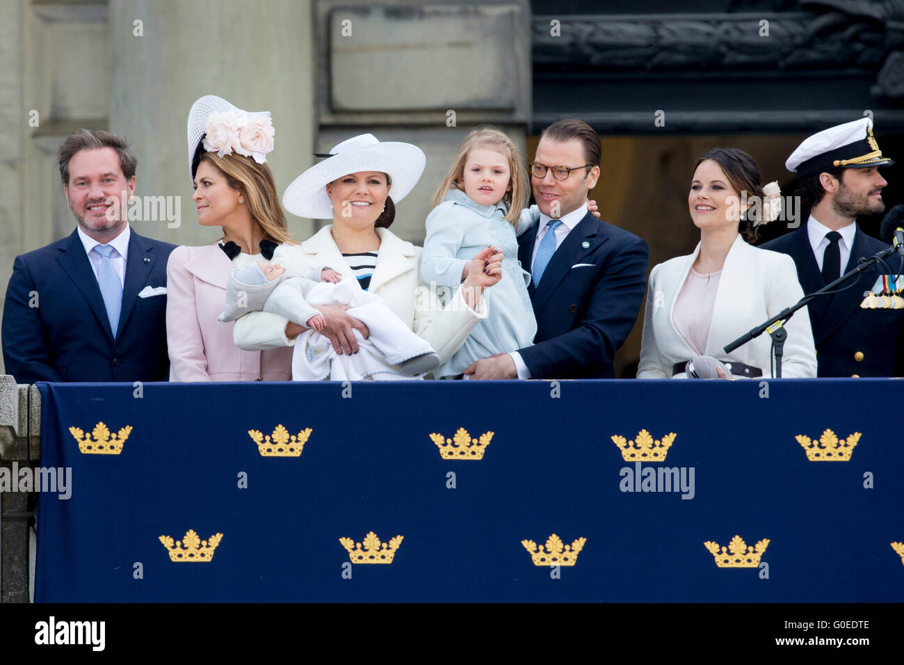 (L-R) Chris O'Neill, Prinzessin Madeleine, baby Prinz Oscar, Kronprinzessin Victoria, Prinz Daniel, Prinzessin Estelle, Prinzessin Sofia und Prinz Carl Philip auf dem Balkon des königlichen Palastes in Stockholm zum 70. Geburtstag des schwedischen Königs, 30. April 2016. Foto: Patrick van Katwijk POINT DE VUE, - Nein-Draht-Dienst- Stockfoto