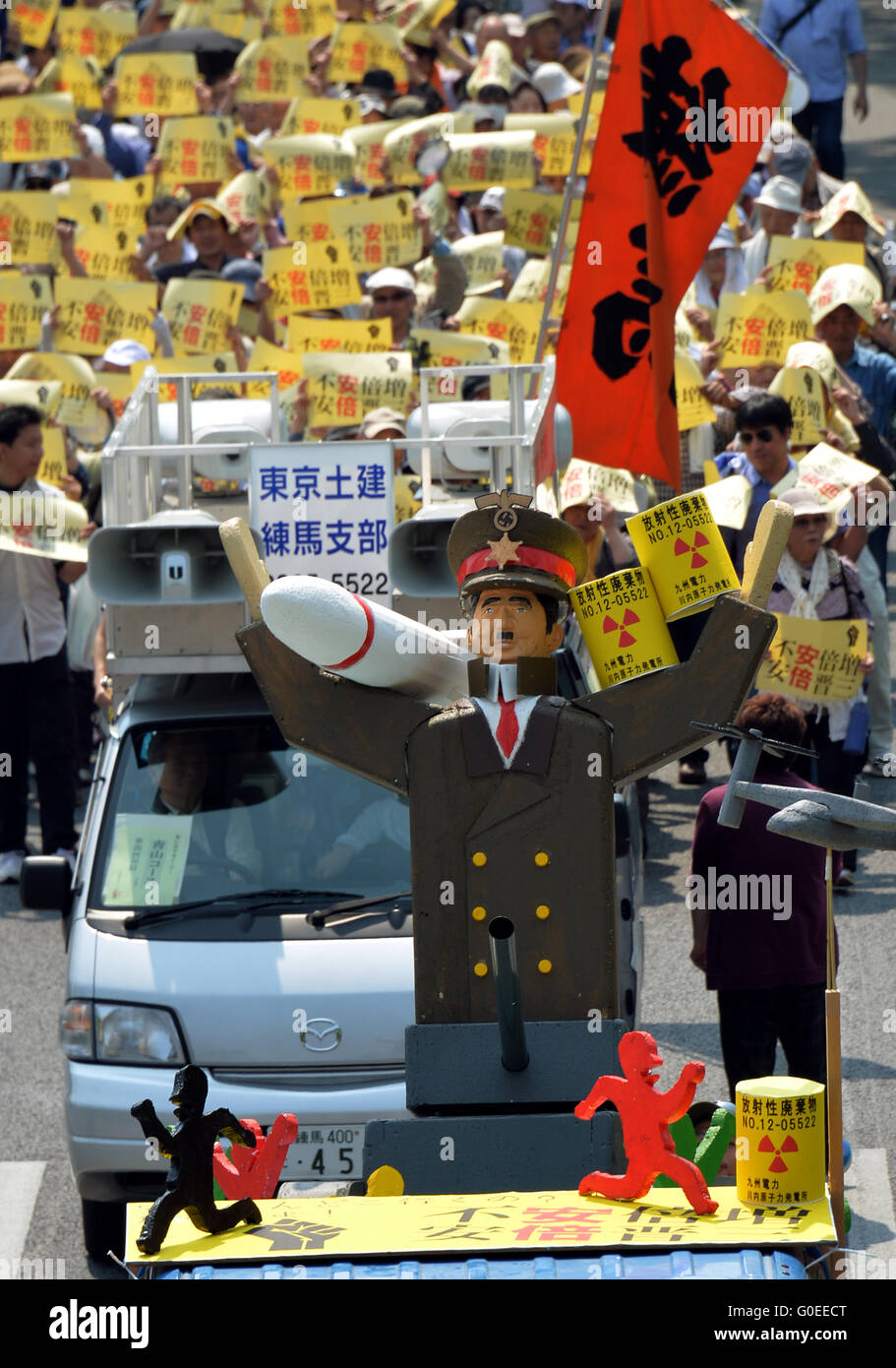 Tokio, Japan. 1. Mai 2016. Mehr als 30.000 Menschen beteiligen sich eine Maikundgebung in der zentralen Tokyo Yoyogi Park auf Sonntag, 1. Mai 2016, protestieren gegen das umstrittene TPP Handelsabkommen unter anderem. © Natsuki Sakai/AFLO/Alamy Live-Nachrichten Stockfoto