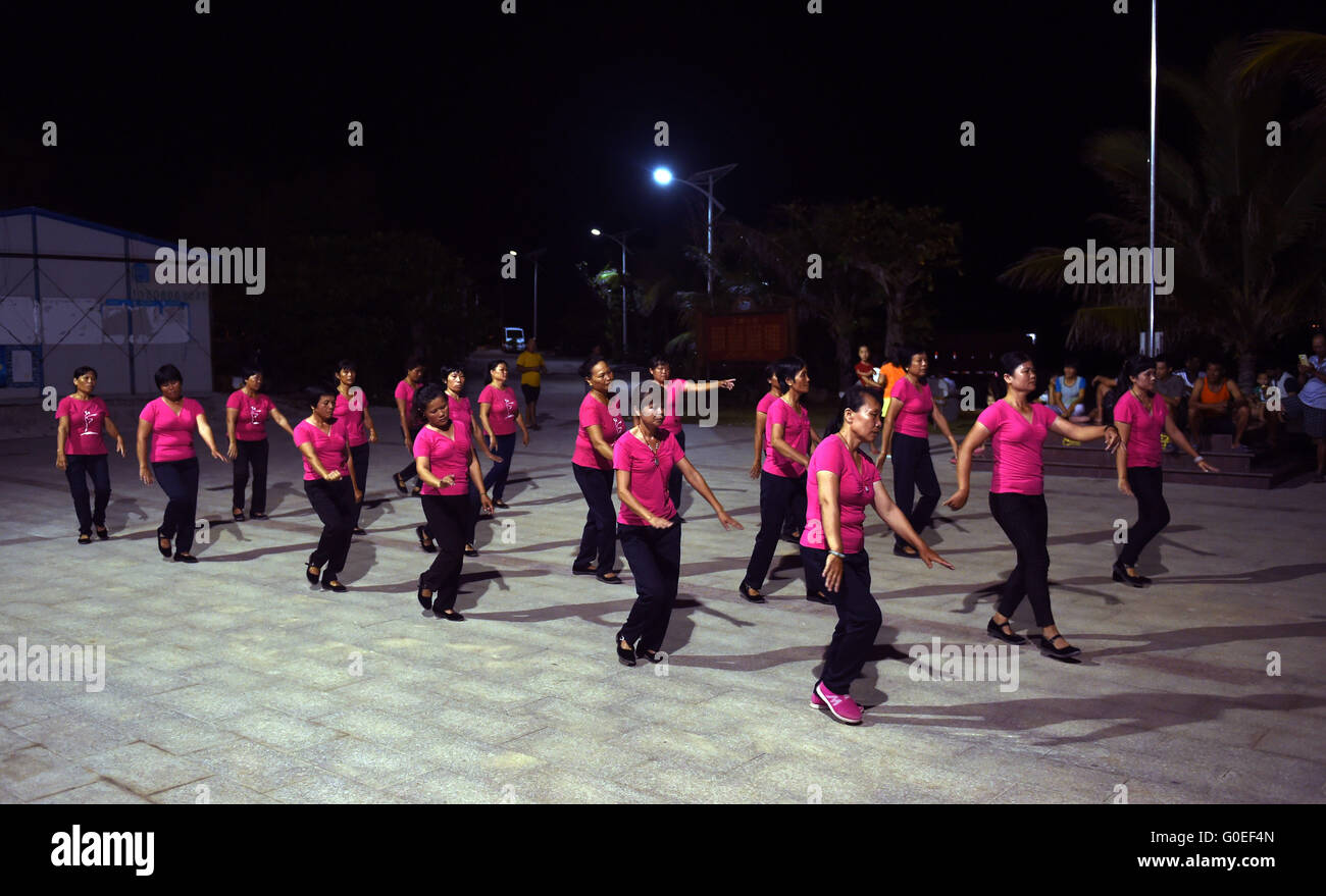 Sansha, Chinas Provinz Hainan. 29. April 2016. Die Frauen der Fischer Tanz auf Zhaoshu Insel der Qilianyu Inseln im Sansha City, Süd-China Hainan Province, 29. April 2016. Da Sansha 2012 offiziell gegründet wurde, haben die Menschen auf Zhaoshu Insel deutlich verbessert, durch den Bau des Kraftwerks, Meerwasser-Entsalzungsanlage und Straßenlauf rund um die Insel. © Yang Guanyu/Xinhua/Alamy Live-Nachrichten Stockfoto