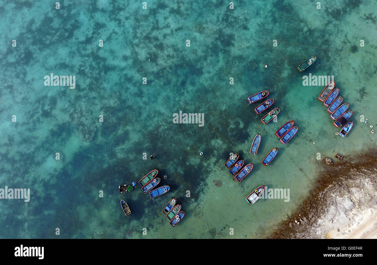 Sansha, Chinas Provinz Hainan. 29. April 2016. Angelboote/Fischerboote sind auf Zhaoshu Insel der Qilianyu Inseln im Sansha City, Süd-China Hainan Province, 29. April 2016 festgemacht. Da Sansha 2012 offiziell gegründet wurde, haben die Menschen auf Zhaoshu Insel deutlich verbessert, durch den Bau des Kraftwerks, Meerwasser-Entsalzungsanlage und Straßenlauf rund um die Insel. © Yang Guanyu/Xinhua/Alamy Live-Nachrichten Stockfoto